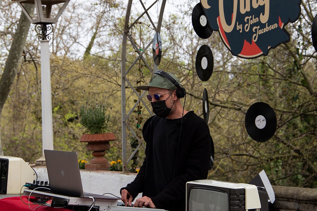John Jacobsen als jardins de Rovellats en una sessió de vermut musical
