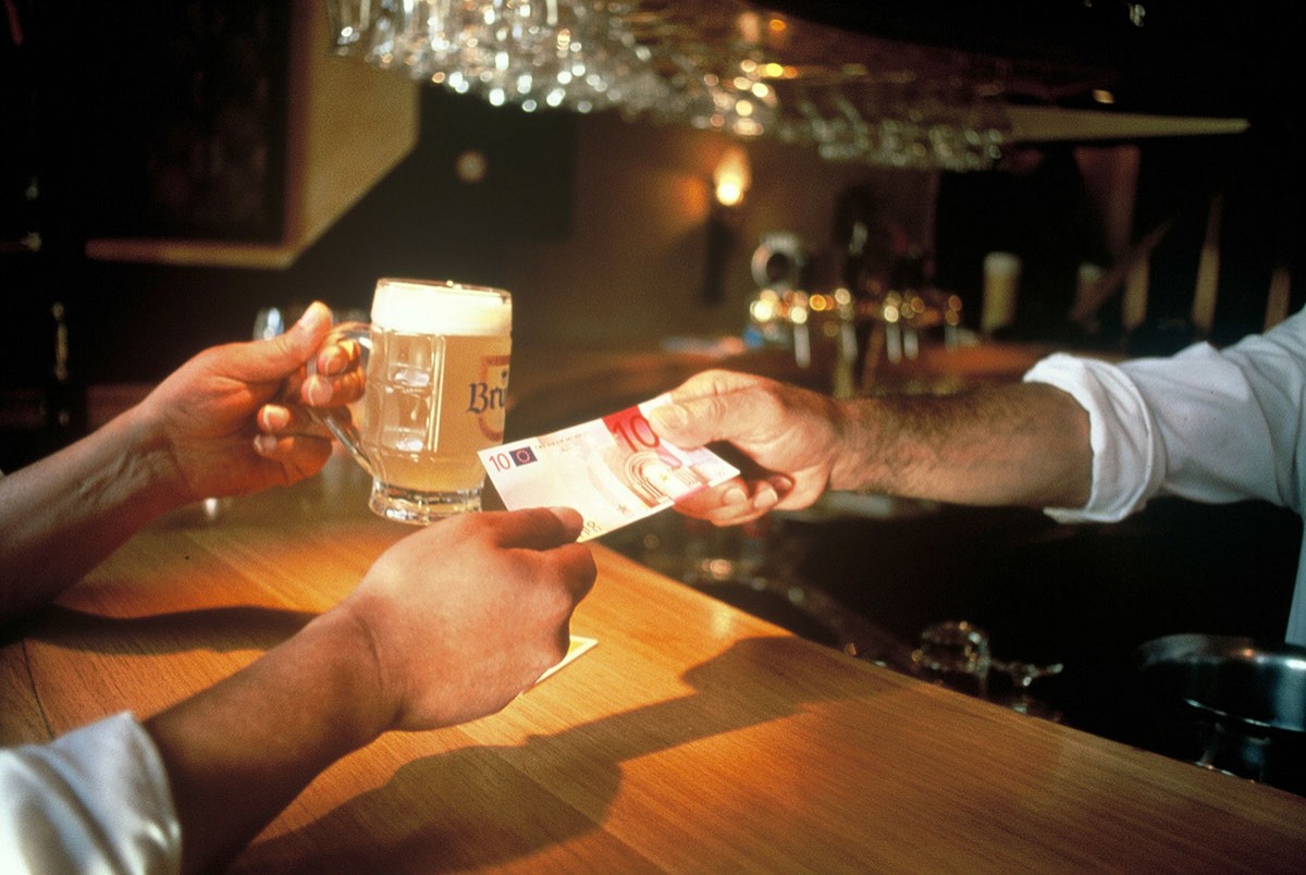 Pagament amb un bitllet en un establiment de restauració