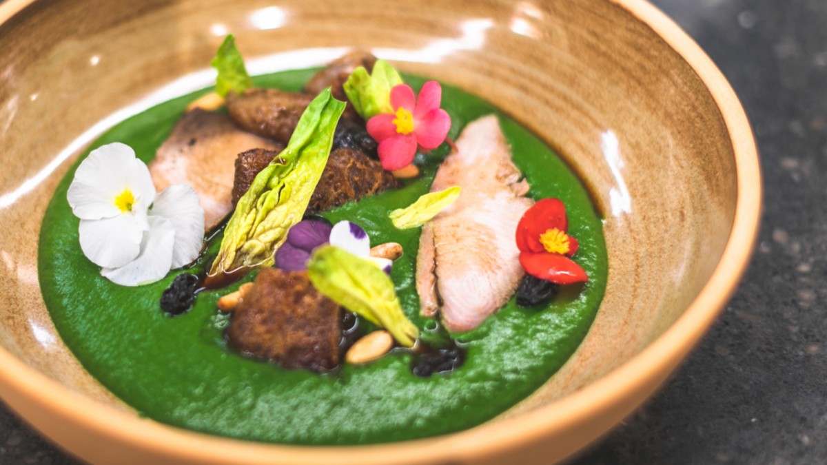 Espinacs a la catalana amb peus de porc i essència de peix