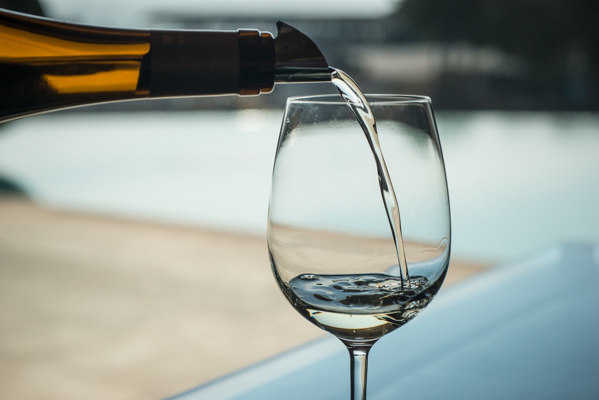 Una copa de vi blanc fresc, el millor aliat per a les tardes d’estiu.