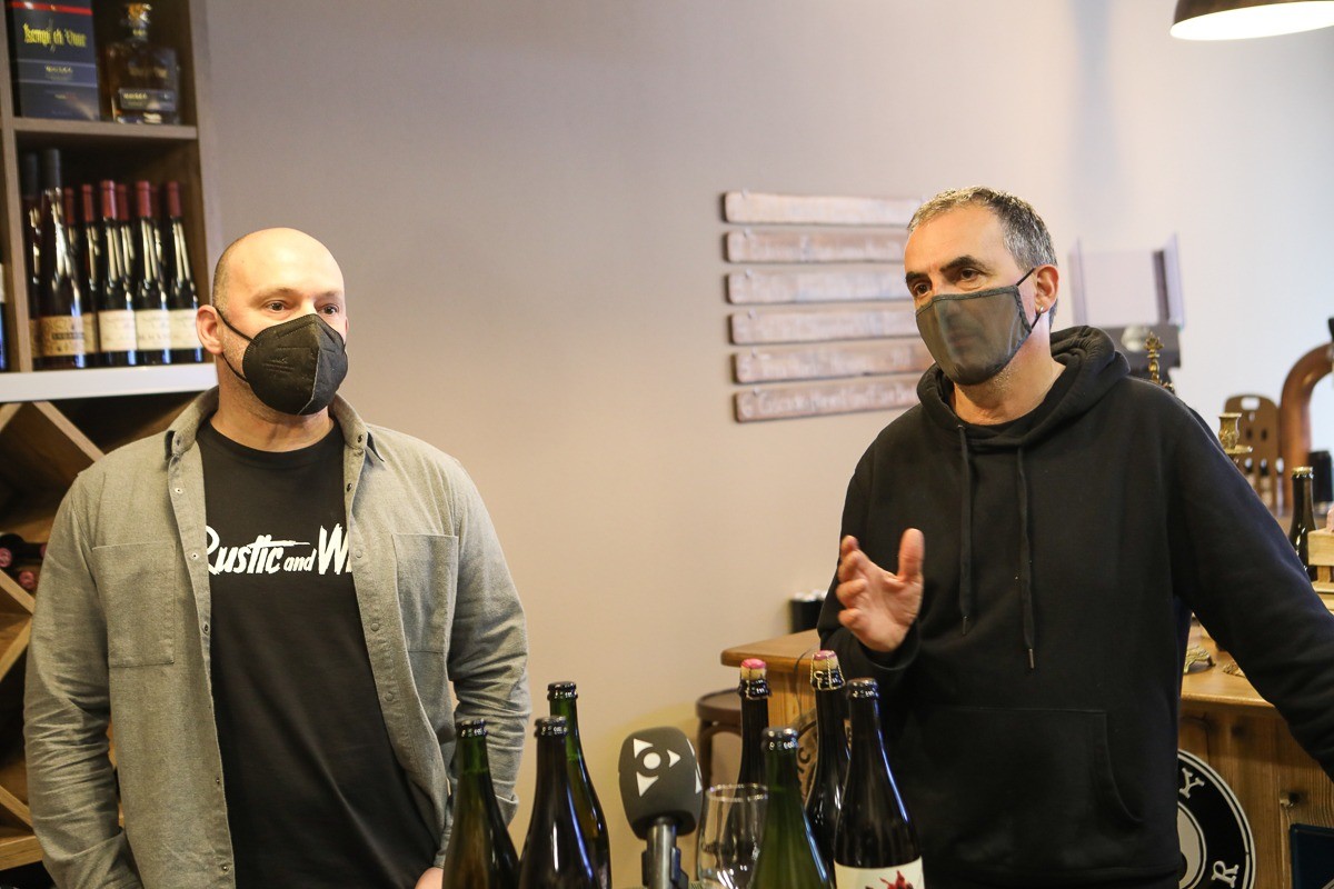 Pep Arcas, acompanyat de David Verdaguer –del Bouquet d'Olot–, han presentat la Rustic & Wild.