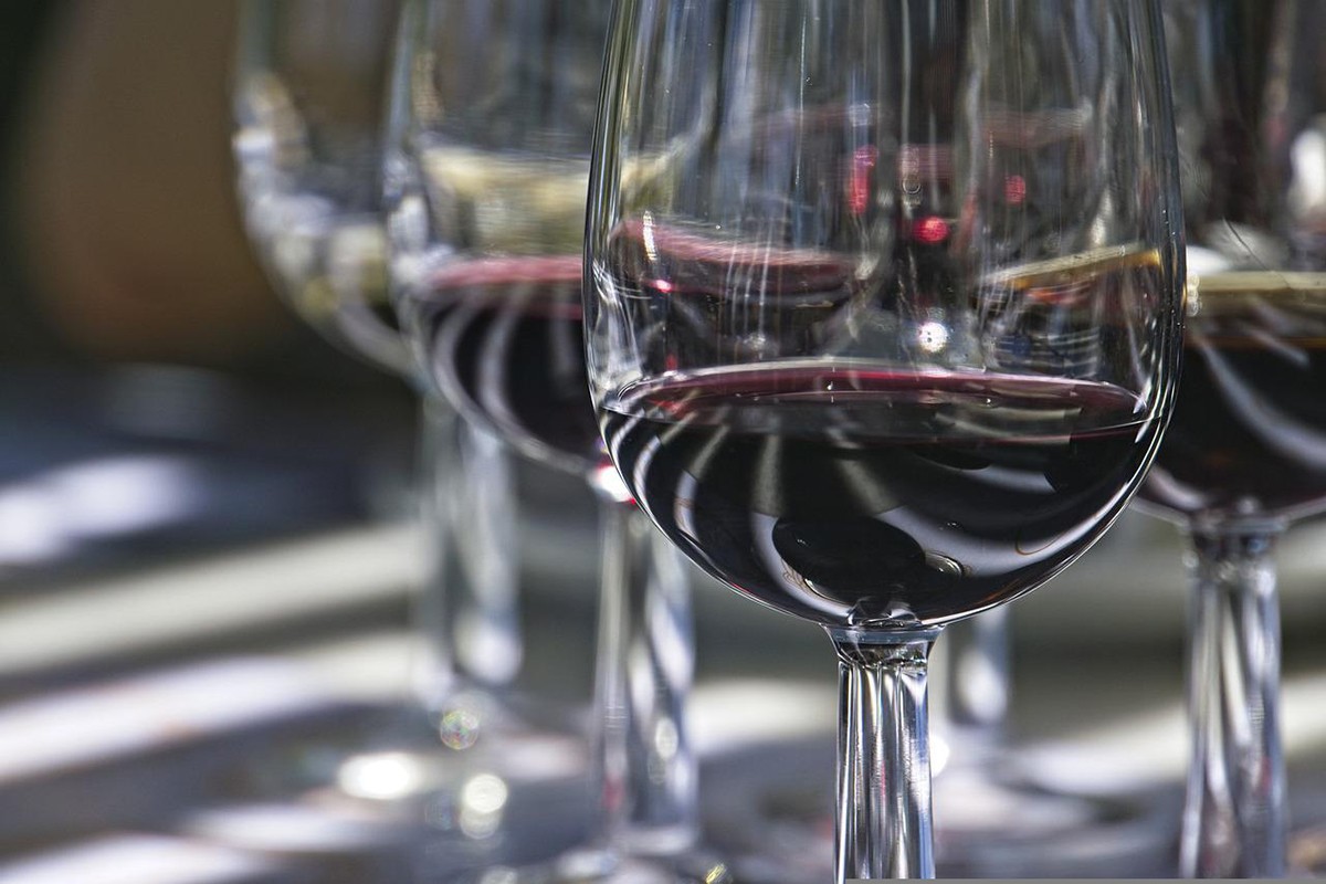 El vi català vertebra el territori i dona feina a 4.883 persones a Catalunya.