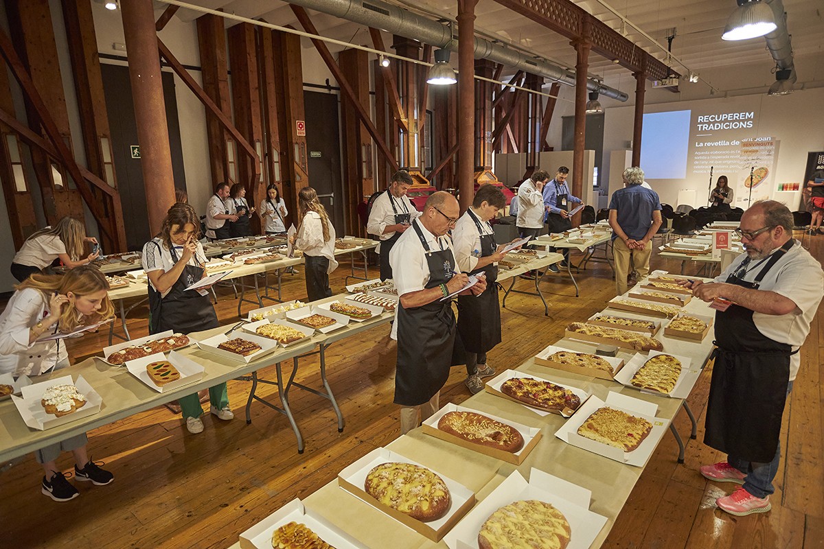 El jurat puntuant les millors coques de Sant Joan de Catalunya