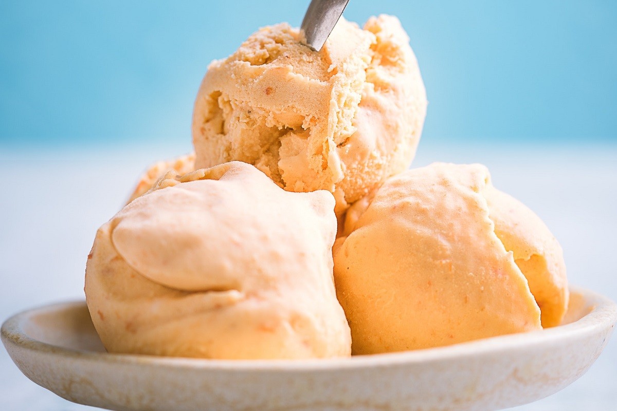 Tres boles de gelat de vainilla, en una imatge d'arxiu