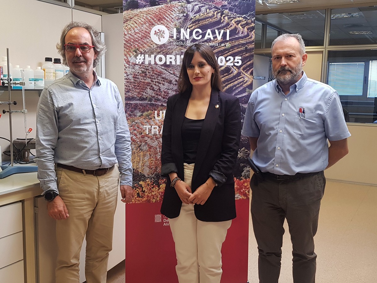 Alba Balcells flanquejada per Xavier Agell i Xoán Elorduy