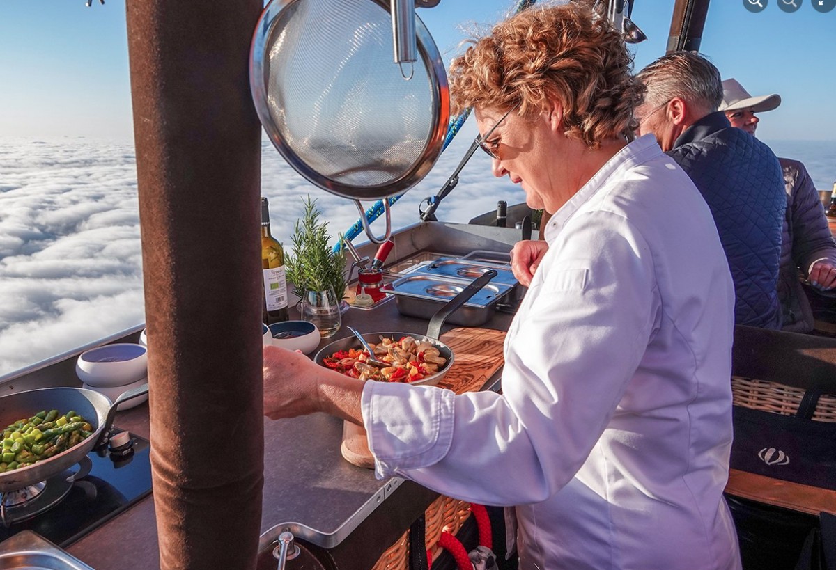 La xef Angélique Schmeinck cuinant al globus