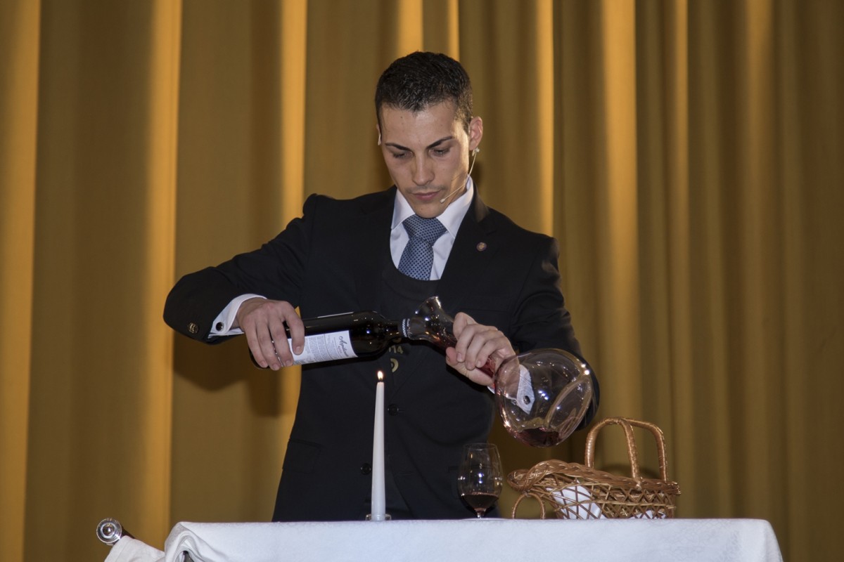 Guillermo Cruz treballant al restaurant Mugaritz