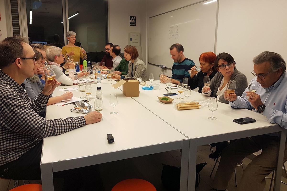 Cadascú té dues copes per comparar més d'un vi