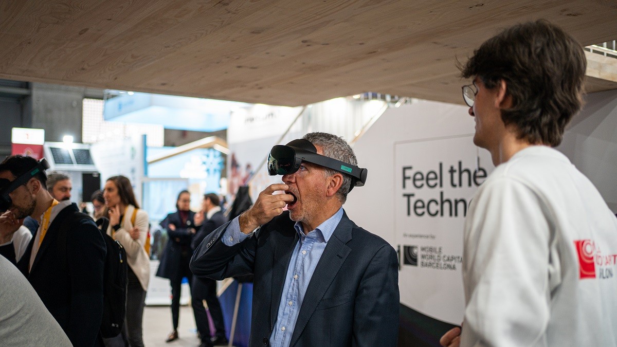 Un visitant del Mobile menjant un bombó dels germans Roca