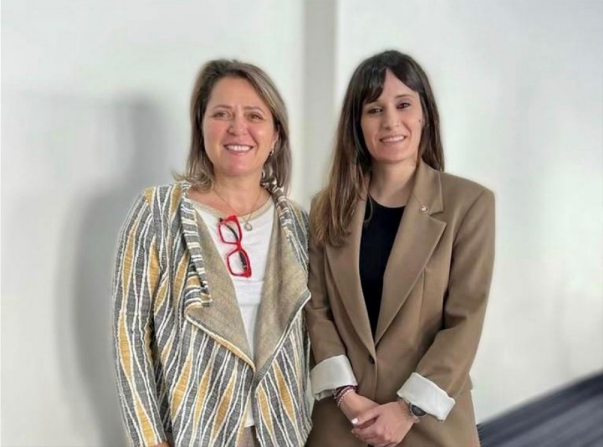 La consellera d’Agricultura del Govern de Canàries, Alicia Vanoostende, amb Alba Balcells