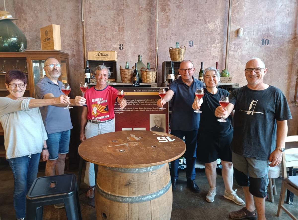 Jesús Fonts és el tercer per l’esquerra. Al seu costat (quart per l’esquerra) hi ha Marcel·lí Comas, president entrant