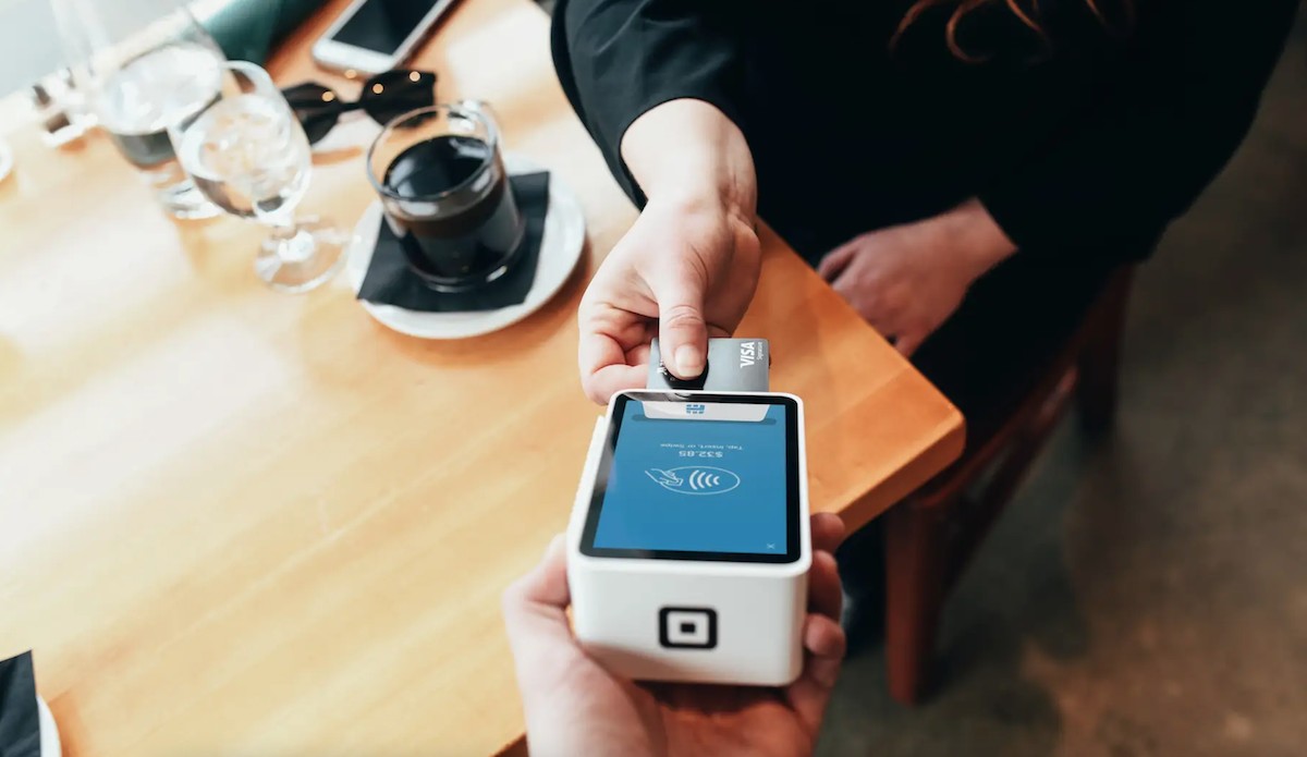 Una dona paga en un establiment