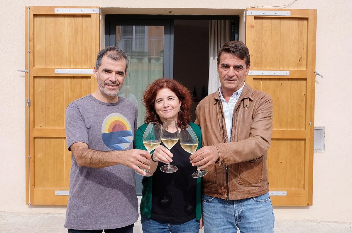 Ton Mata i Encarna Castillo brindant amb Xavier Nadal.