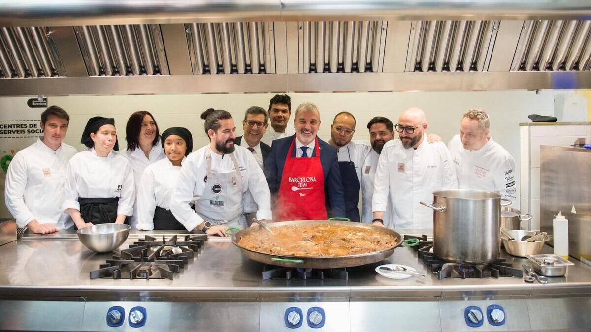 Jaume Collboni i els xefs participants a la iniciativa solidària