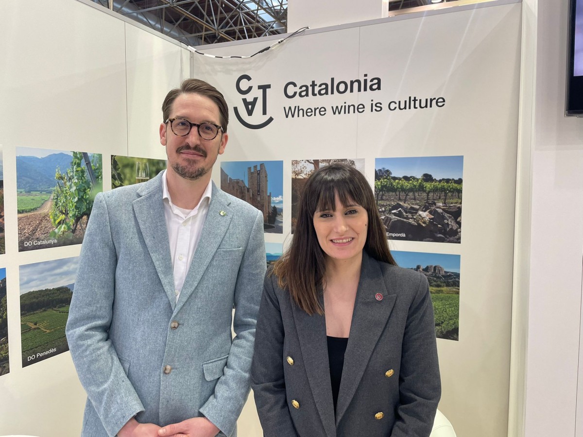  Reunió entre la Directora General de l'INCAVI, Alba Balcells, i el representant de WSET, Liam Scandrett, en el marc de la fira internacional Prowein.