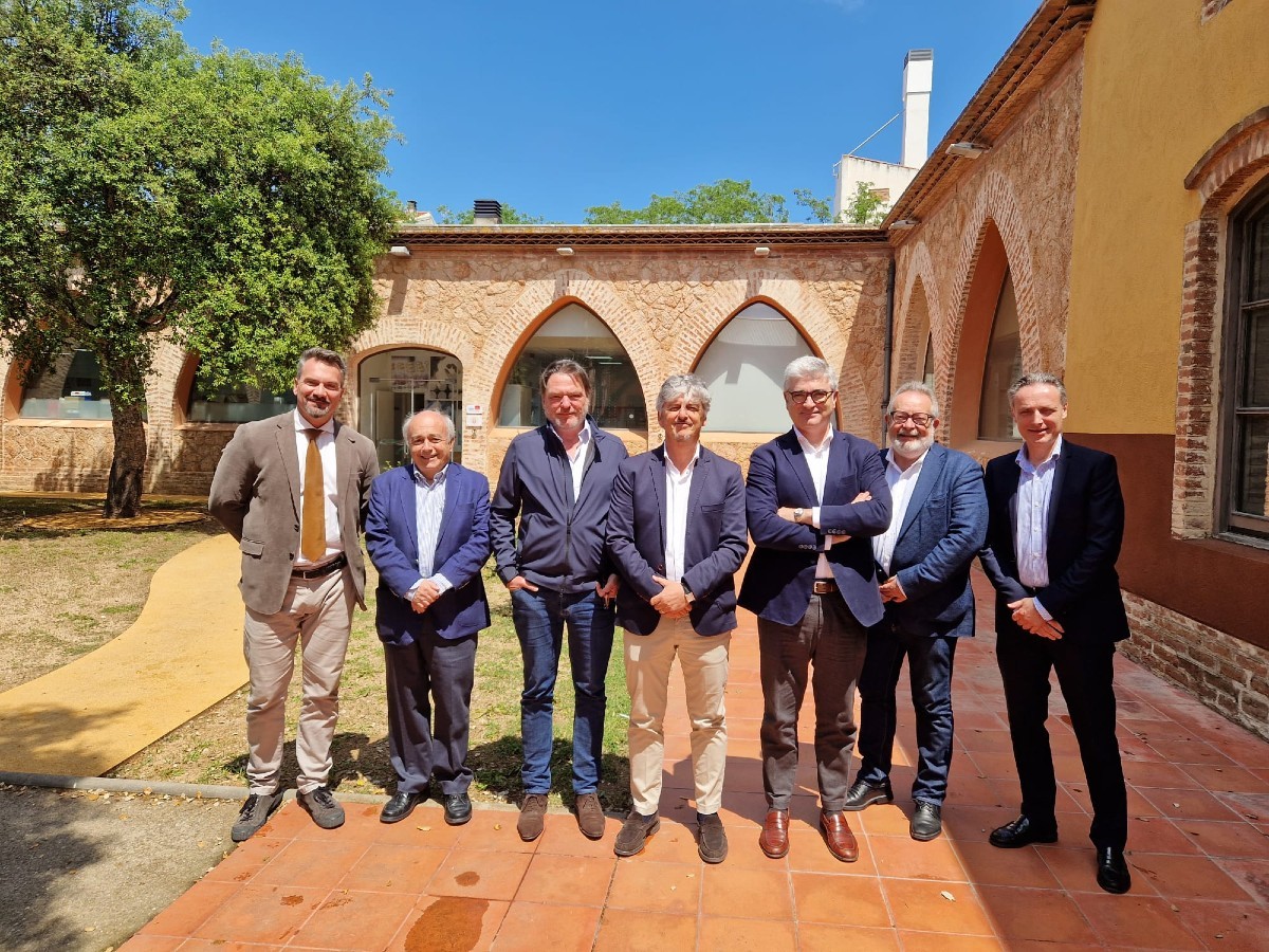 Joan J. Puig, al centre, després de la reunió que el va escollir com a president. 
