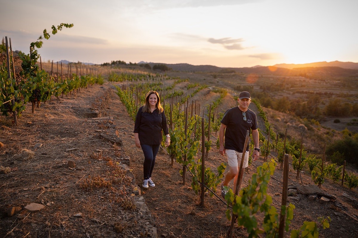 Merche Dalmau, propietària de Clos Galena, amb l'enòleg Toni Coca, caminant per les vinyes del Priorat