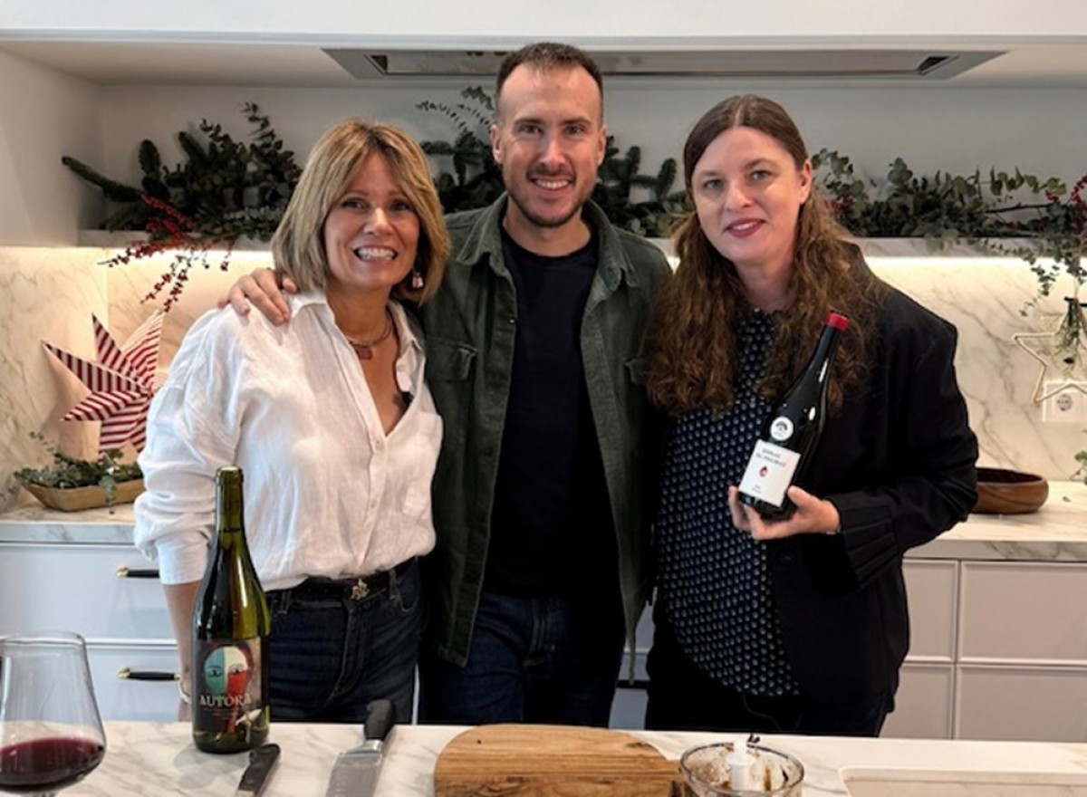 Gemma Flaqué, amb el cuiner Arnau París i Anne Cannan del celler Clos Figueras