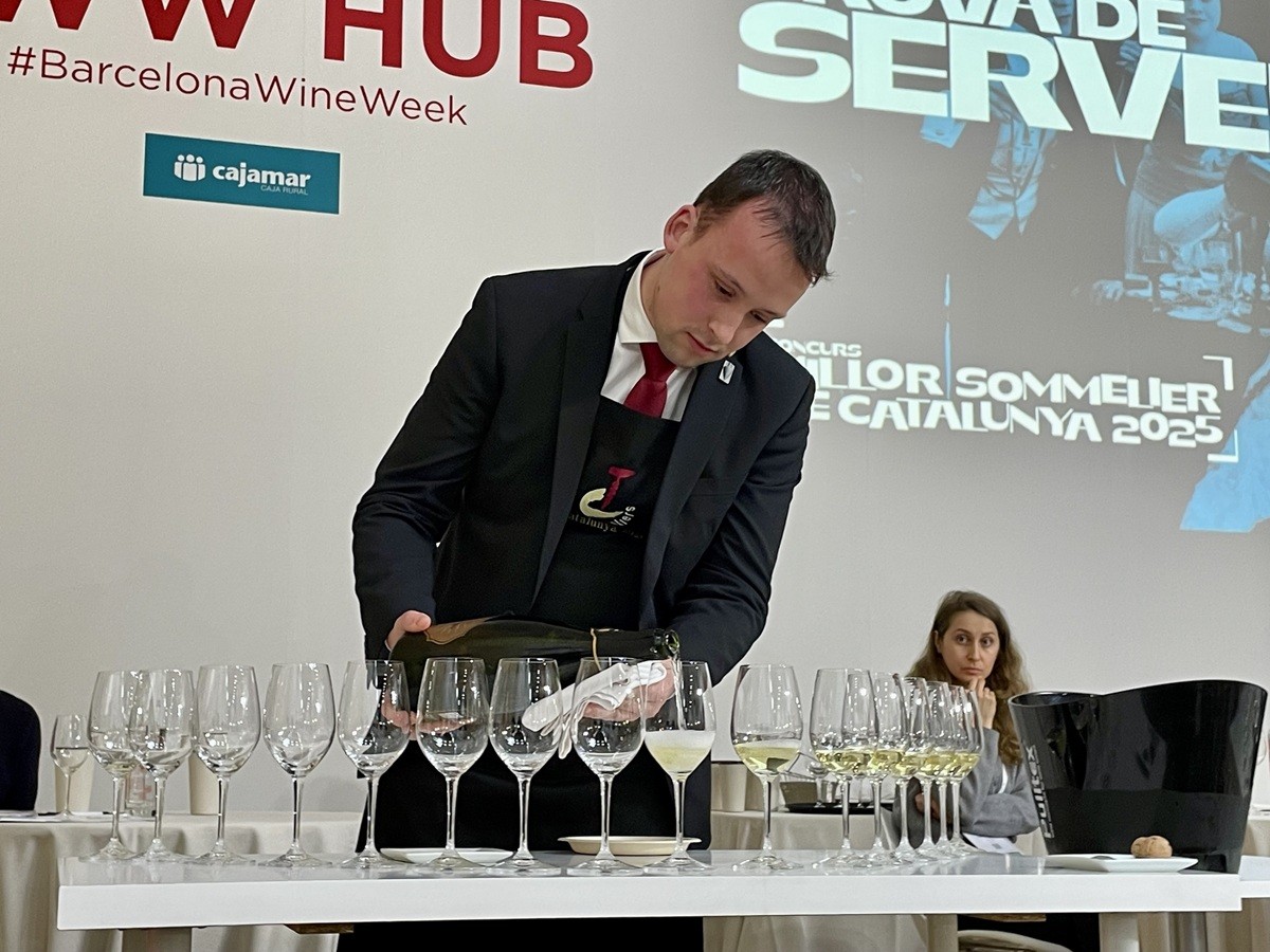 ​Imatge de Cyril Vermuelen, millor sommelier de Catalunya 2025, en una de les proves.