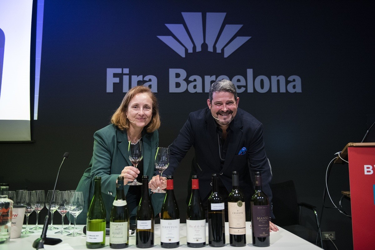 Mireia Torres i Sergi Castro durant el tast \'5 expressions de vinyes velles\' a la Barcelona Wine Week