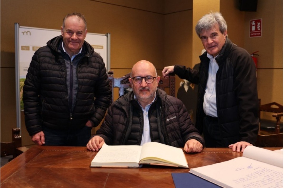 D’esquerra a dreta. Magí Baltà Ventura, president de Cellers Domenys, Joan Gené Albesa, director general d’INCAVI i Lluís Roig Rovira, director general de Cellers Domenys, signant el llibre d’honor 
