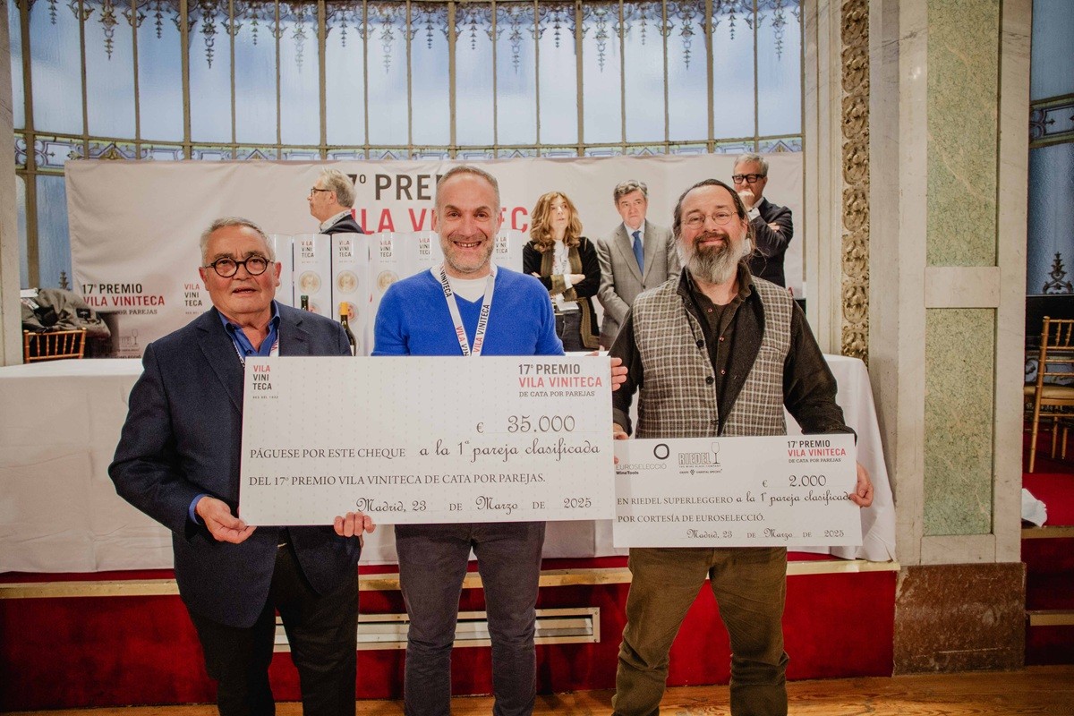 Maxime France i Pierre Citerne, amb el Siscu Martí, rebent els 35.000 euros del primer Premi Vila Viniteca de Tast per Parelles