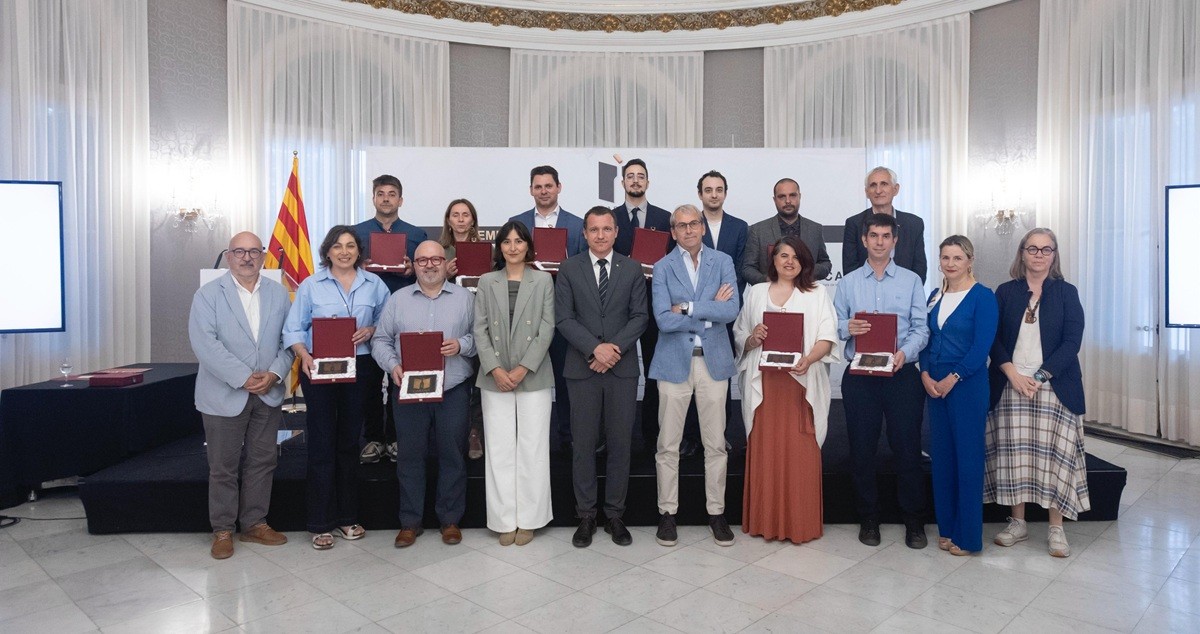 Els representants dels establiments guanyadors de Cartaví 2025, al Palau Reial de Pedralbes, juntament amb autoritats del sector vitivinícola i gastronòmic català.