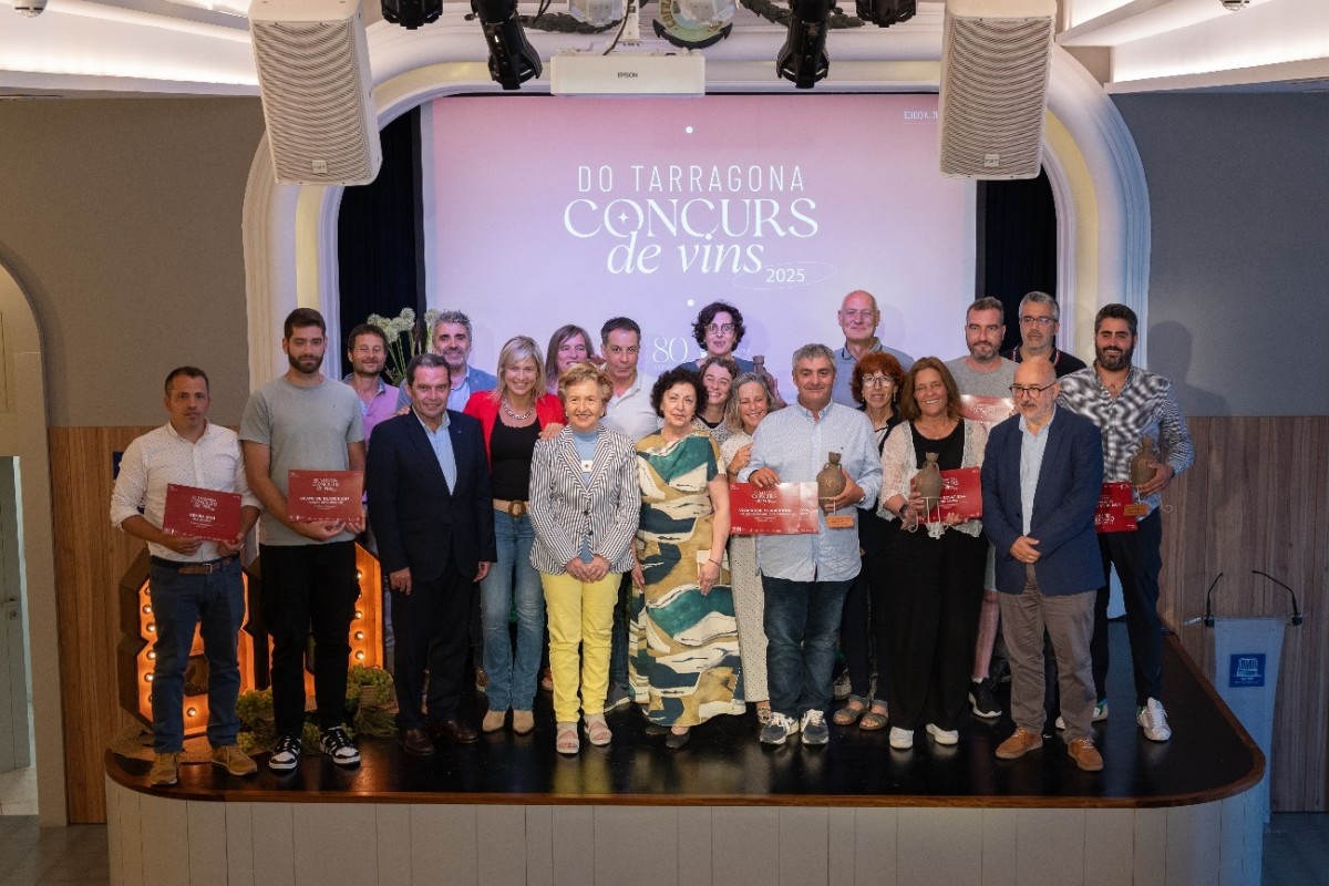 Representants dels cellers guardonats al 31è Concurs de Vins de la DO Tarragona, en l’acte de celebració dels 80 anys al Teatret del Serrallo