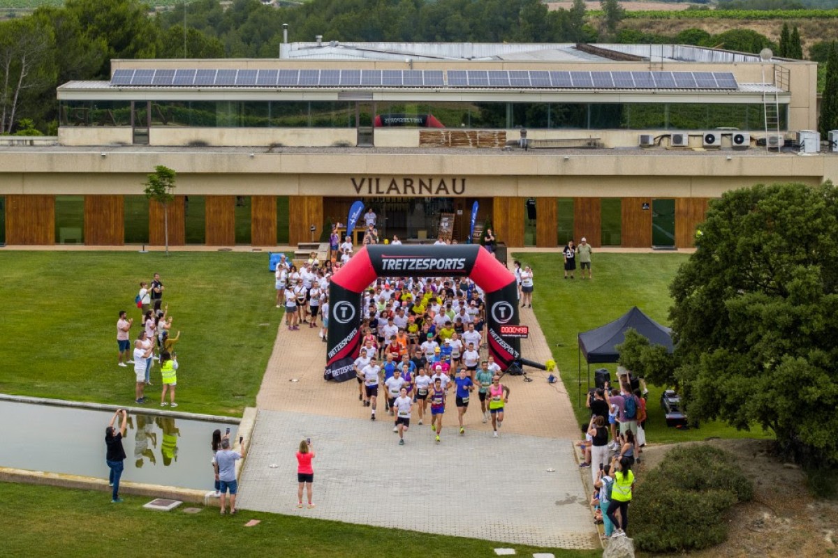 Els participants del CorreCava 2025 van recórrer les vinyes de Vilarnau en una jornada solidària a favor de l’Hospital Vall d’Hebron.