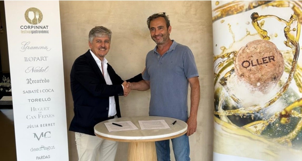 Joan J.Puig (a l’esquerra) i Pere Llopart (a la dreta) durant la signatura del conveni