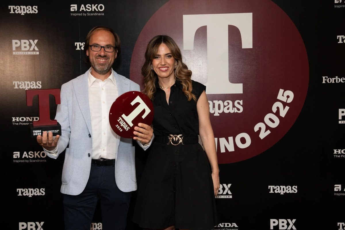 Joan Fabra i Nuria Marín, amb el premi al millor vi de Catalunya.