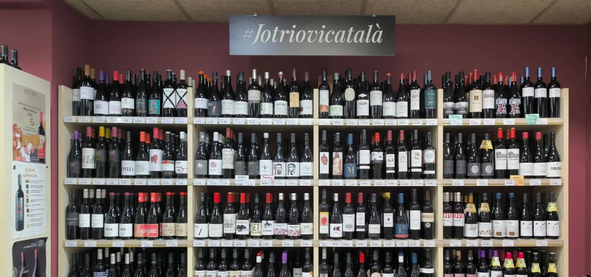 Material de l'INCAVI en una botiga de vins de Sabadell.