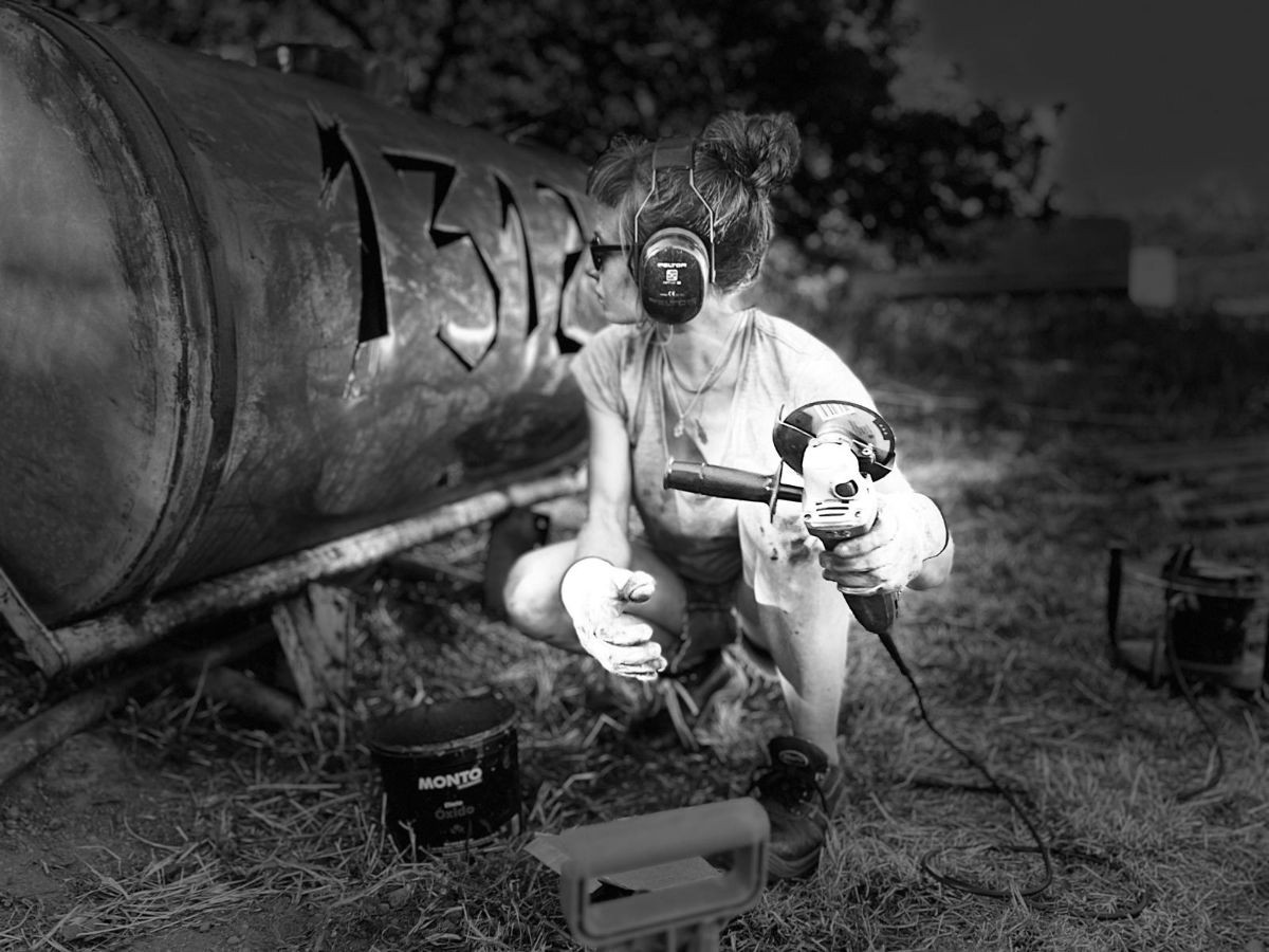 Alba E. Peligero, treballant en la nova obra monumental de La Vinya dels Artistes al celler Mas Blanch i Jové.