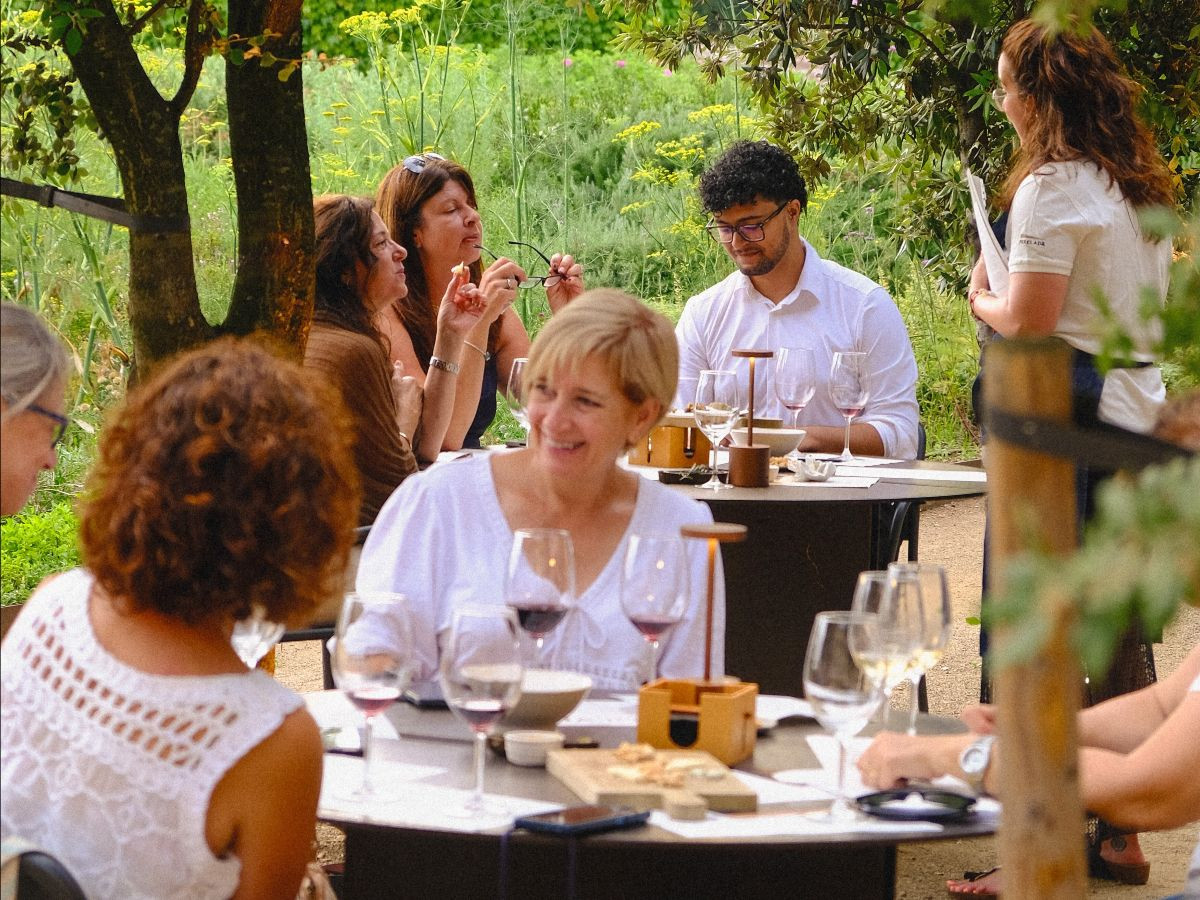 Tast de vins als jardins del Celler Perelada durant Aires de Verema