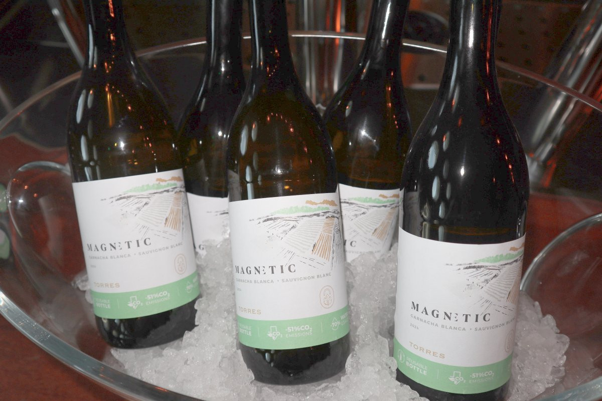 Ampolles dels vins Magnetic, presentades en format reutilitzable i en barril