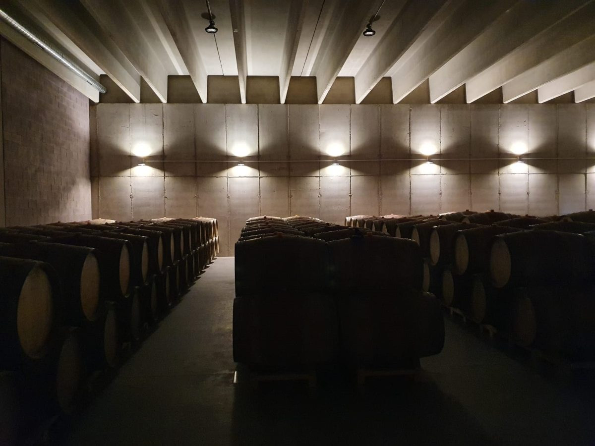 Sala de criança d’Acústic Celler, on les bótes reposen amb música clàssica de fons.