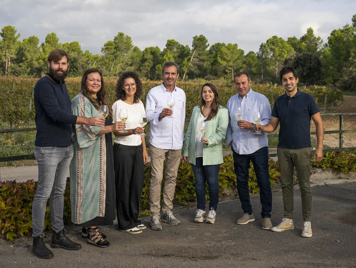 Integrants dels cellers Mas Bertran i AT Roca amb el president, i el vicepresident de Corpinnat, Pere Llopart i Roc Gramona