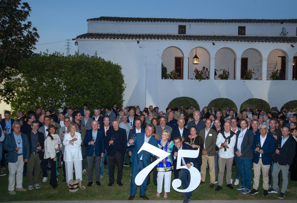 La família Torelló i representants del sector celebren els 75 anys de la primera verema dedicada als escumosos a la finca Can Martí.