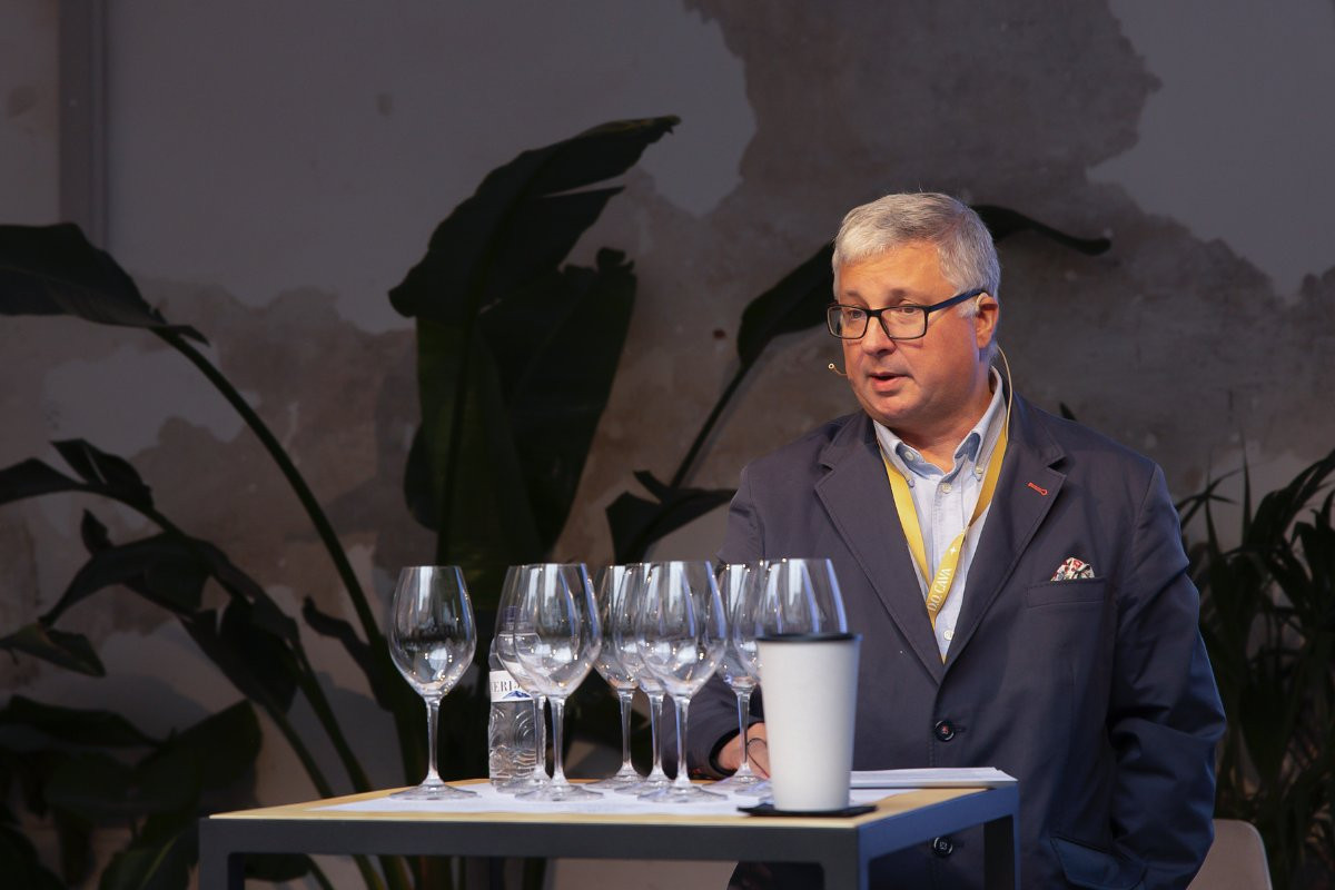 Ramon Francàs conduint un tast de Caves.