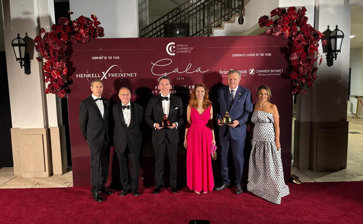 Directius de Freixenet amb representants de la Cambra de Comerç Espanya–EUA i autoritats, recollint el premi.