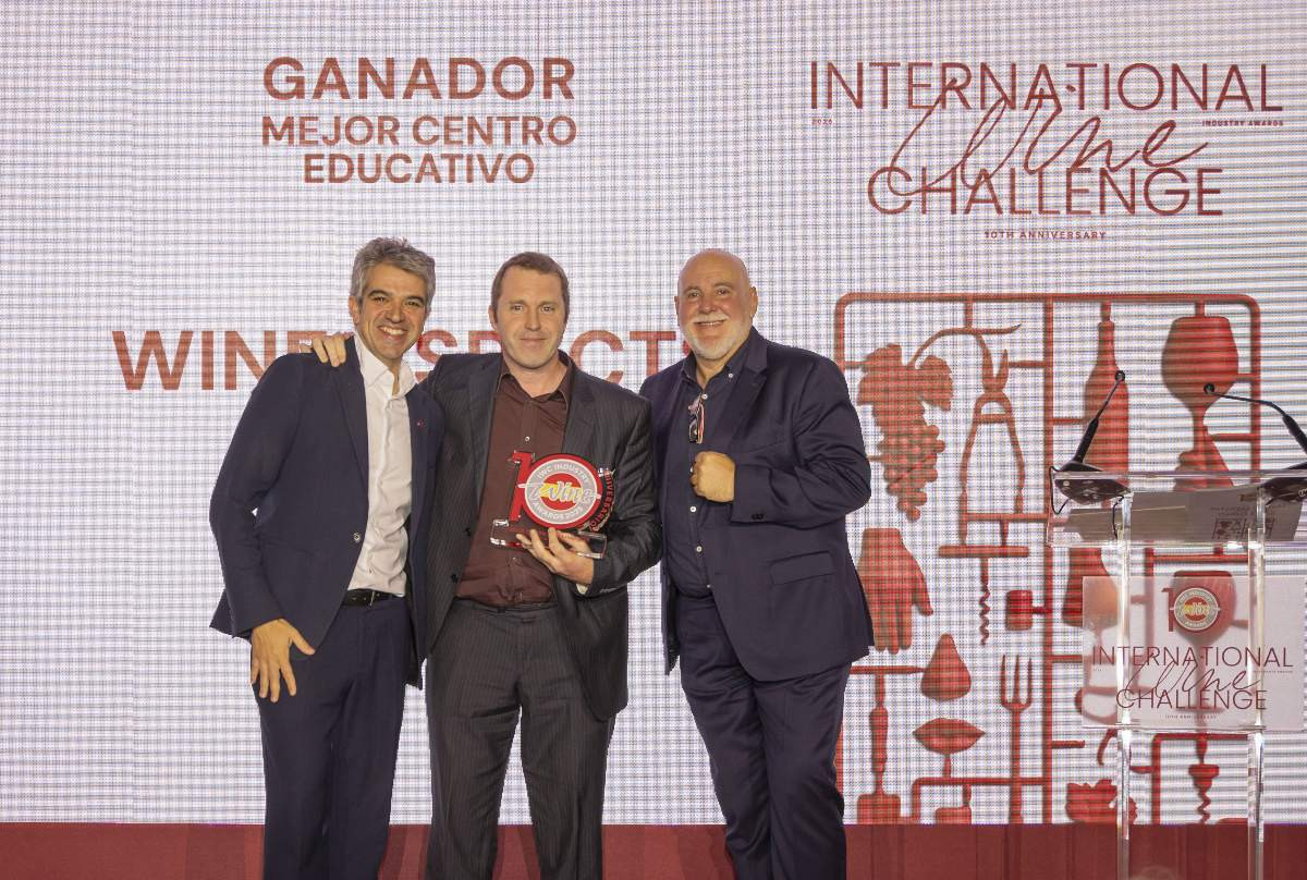 Andrew Ashurst, fundador de The Wine Aspects, recollint el guardó.