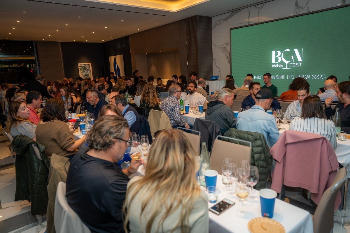 Tastadors no professionals avaluant els vins al Barcelona Wine Test Urban 2025