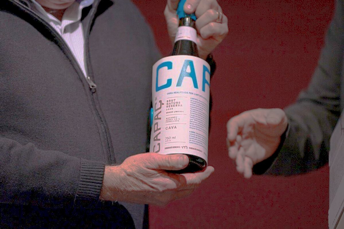 Presentació de Capaç al Vinseum, amb l’obra de Manel Ruiz encapçalant la primera edició del cava solidari.