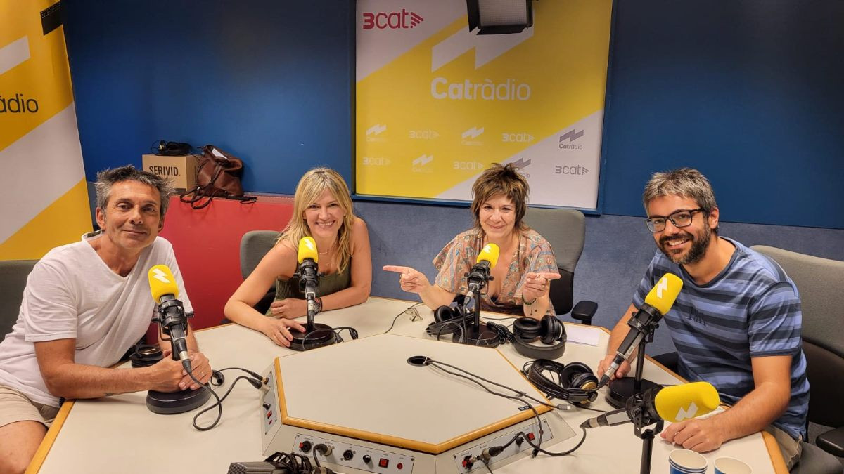 D’esquerra a dreta: Víctor Villar (tècnic de so del programa), Sole Ga. Insua (periodista), Empar Moliner (directora i presentadora) i Albert Castellví (productor).