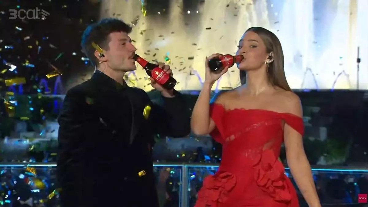 Miki Nuñez i Laura Escanes en el moment del brindis de TV3 amb cervesa.