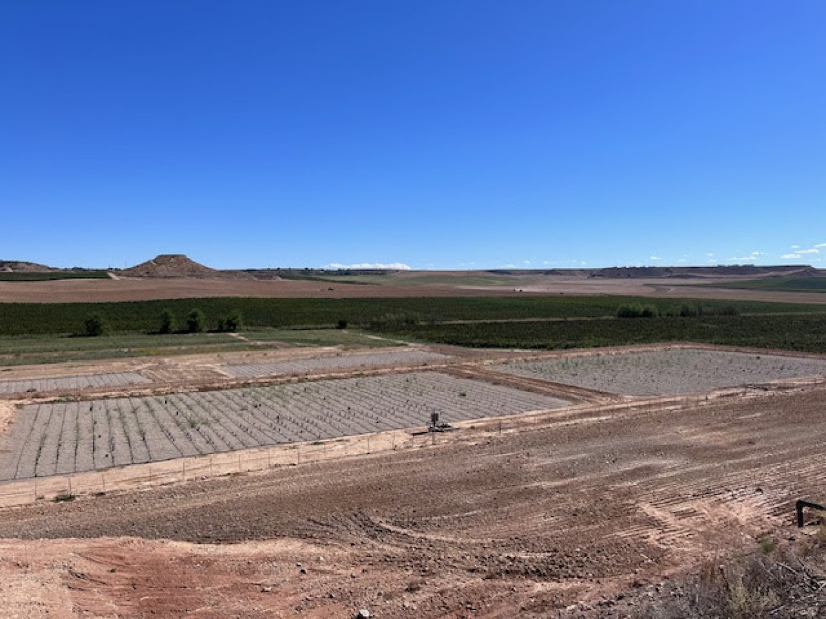 L'aigua passa a través d’una canonada fins a una depuradora situada a uns sis quilòmetres.