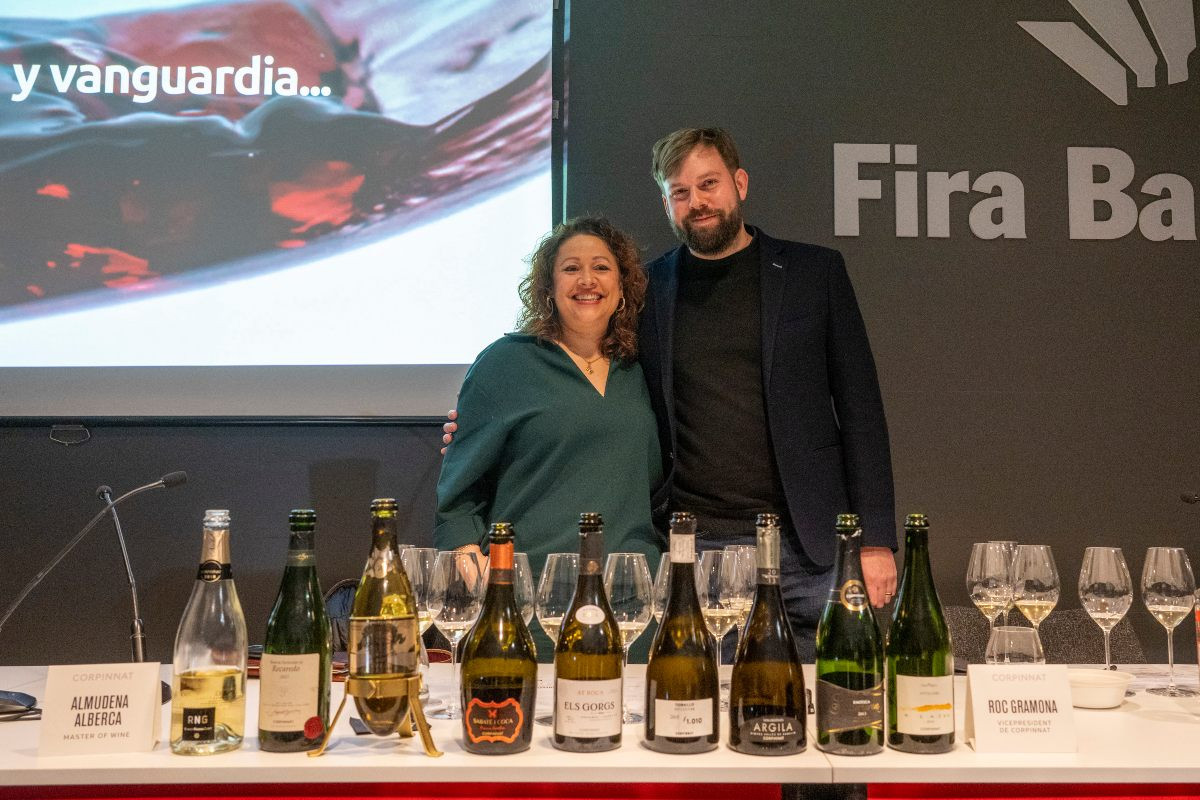 La Master of Wine Almudena Alberca i el vicepresident de Corpinnat, Roc Gramona, durant la classe magistral “Corpinnat: la dimensió humana del vi” a la Barcelona Wine Week, amb una selecció de nou corpinnats de llarga criança.
