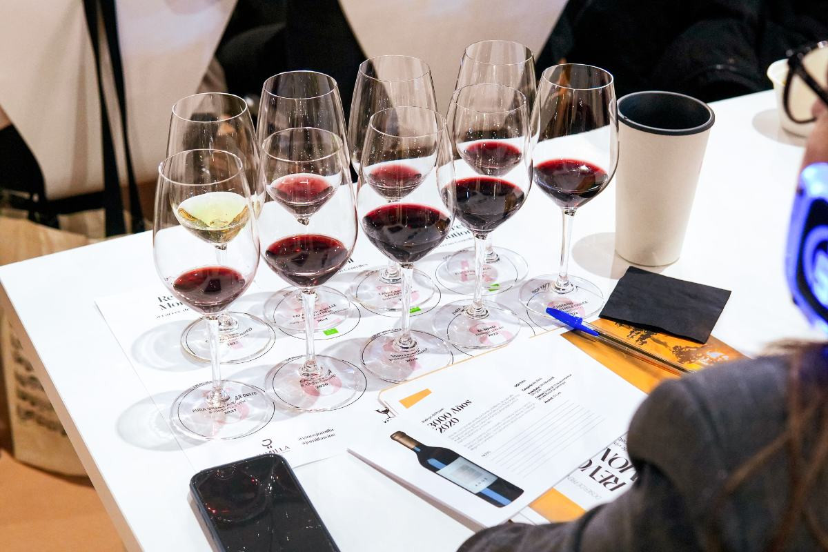 Les nou copes del tast, una de macabeu i les vuit restants de monestrell.