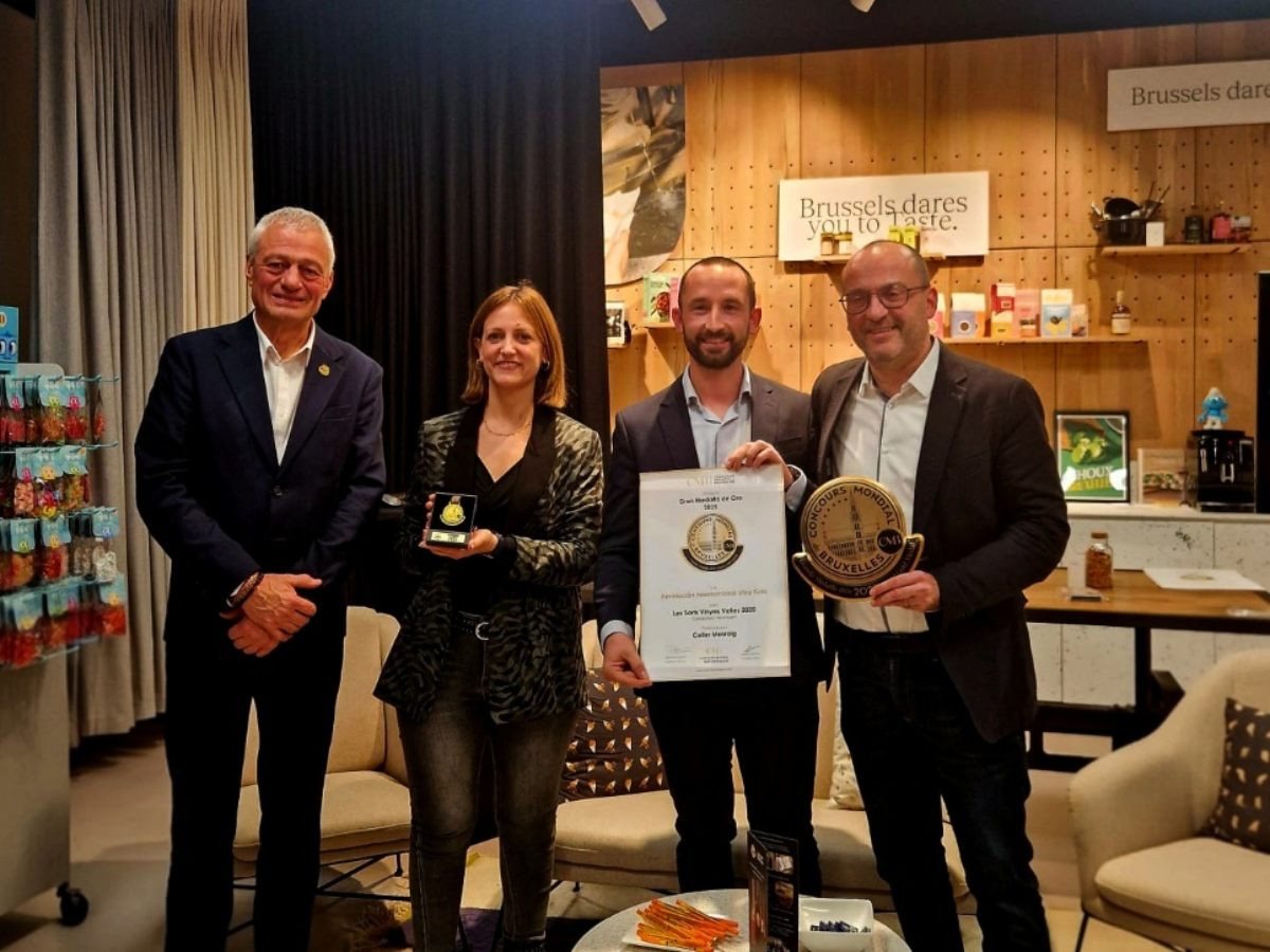 Alain Gómez, director tècnic del Celler Masroig, i Eulàlia Roca, export manager, recullen la Gran Medalla d’Or i el Trofeu al Millor Vi Negre 2025 del Concours Mondial de Bruxelles