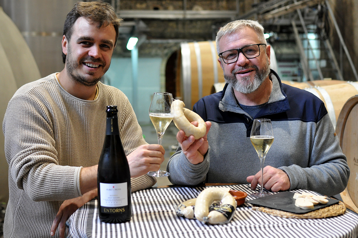 Martí Albet i Enric Rosell brinden amb Entorns, el Clàssic Penedès d’Albet i Noya utilitzat per elaborar la nova botifarra d’ou de Ca l’Estevet.